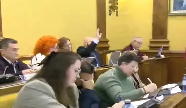 El concejal de VOX absteniéndose en la votación