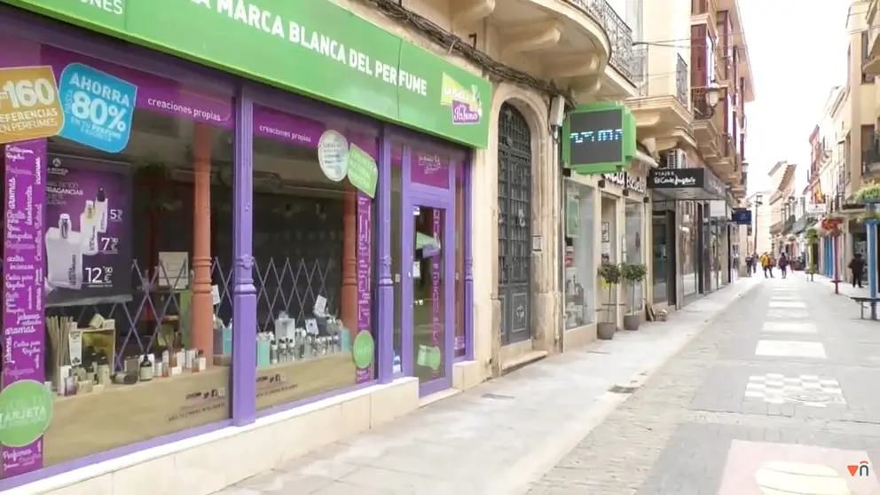 Zona comercial de calle Escuelas en Valdepe&ntilde;as