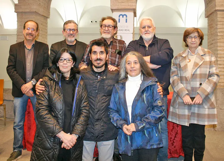 Foto de familia de los participantes en la presentaci&oacute;n de 'En la patria del guego y la ceniza'