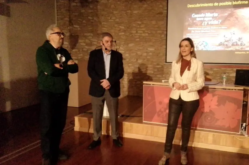 El presidente de Quixote Innovation Joaqu&iacute;n Gonz&aacute;lez del Pino el cient&iacute;fico Jes&uacute;s Mart&iacute;nez Fr&iacute;as y la concejala de Cultura Vanessa Irla