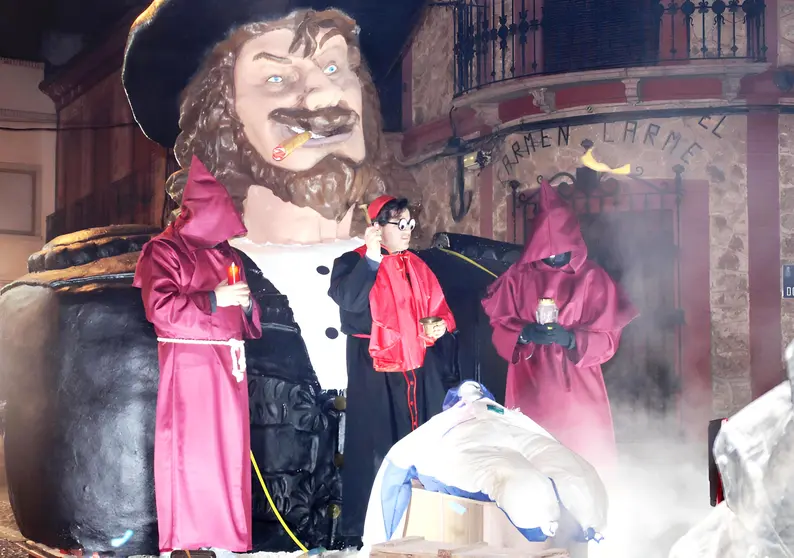 Una colasa se dirige a la lumbre del recinto ferial