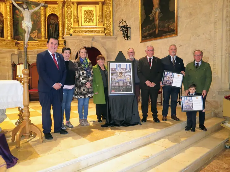 Foto de familia con el cartel / Foto: Roberto Mu&ntilde;oz