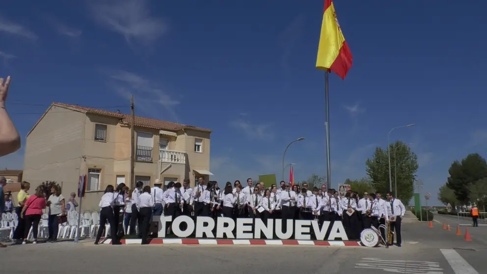 Inauguraci&oacute;n de la nueva isleta de entrada en Torrenueva y homenaje a la bandera (8)