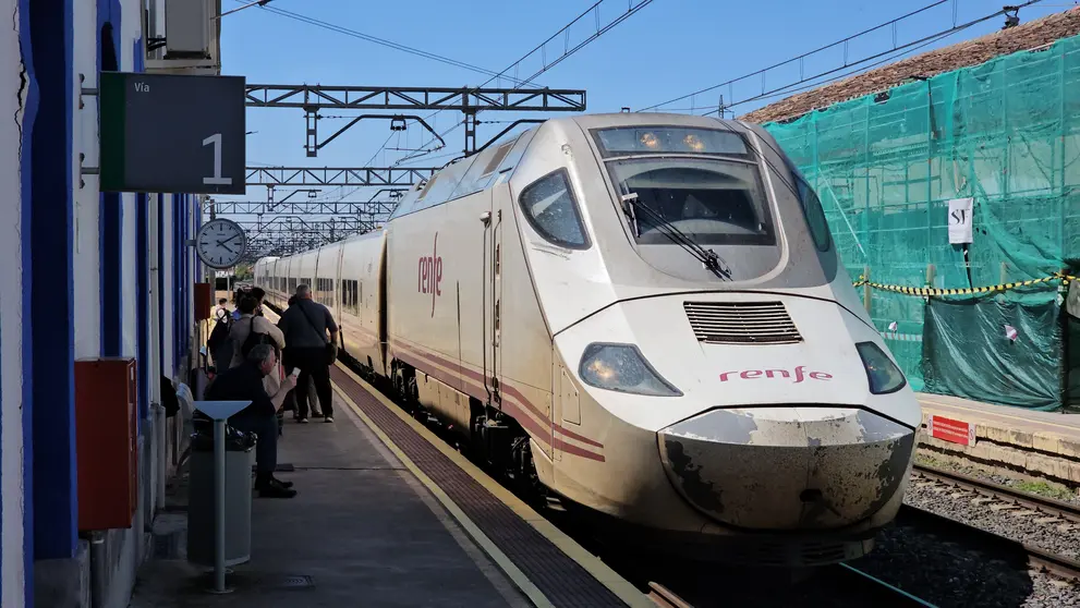 Tren Alvia en la estaci&oacute;n de Manzanares