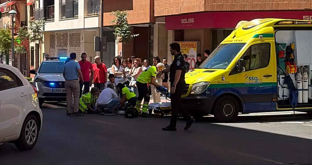 Sanitarios atendiendo al herido