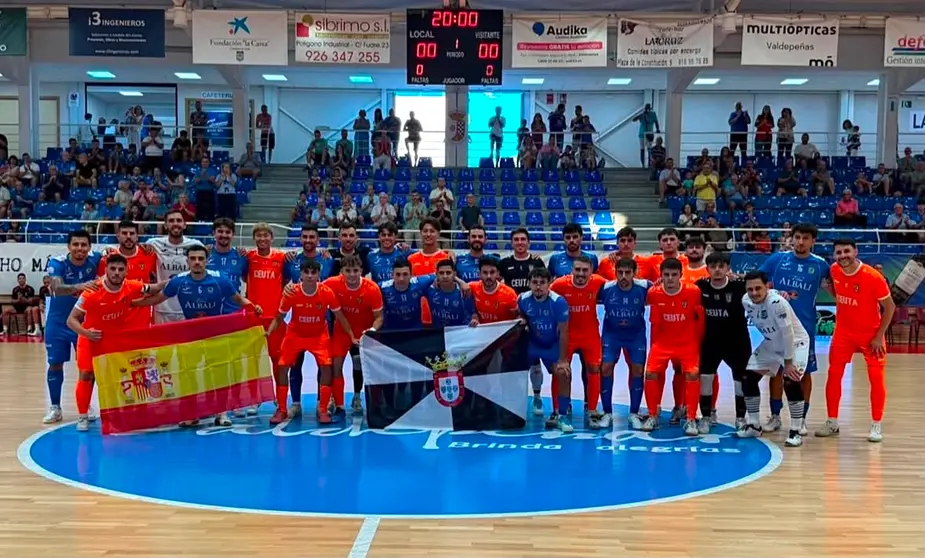 Jugadores del Vi&ntilde;a Albali posando con Uni&oacute;n &Aacute;frica Ceut&iacute;