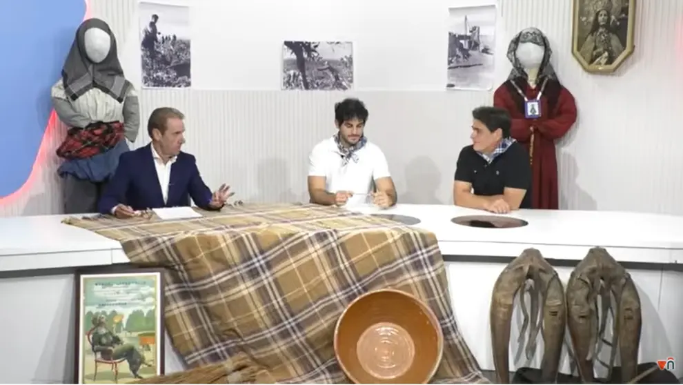Los concejales de Unidas por Valdepe&ntilde;as en una entrevista en TeleValdepe&ntilde;as con motivo dle inicio de las Fiestas del Vino