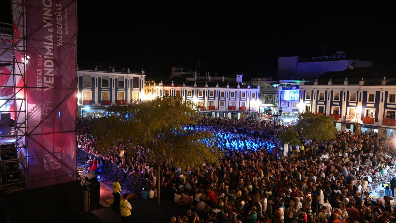 La plaza de España durante la actuación de Dani Fernández en las Fiestas del vino 2022