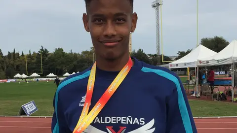 Asabu Pinés con su medalla de bronce