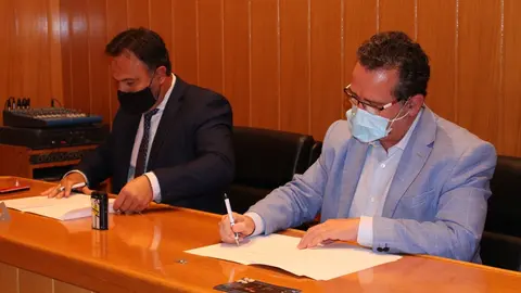 Carlos David Bonilla y Luís Díaz-Cacho firmando el acuerdo.
Foto: Gaceta