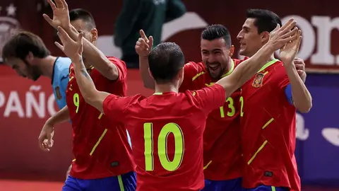 La Selección Española celebrando el gol de Chino
Foto: RTVE
