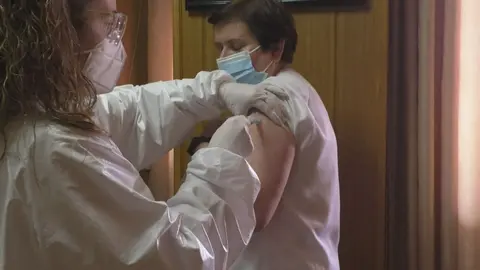 Trabajadores vacunándose en la residencia Nuestra Señora de la Consolación