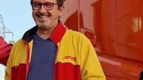 Gonzalo Moya junto a su camión