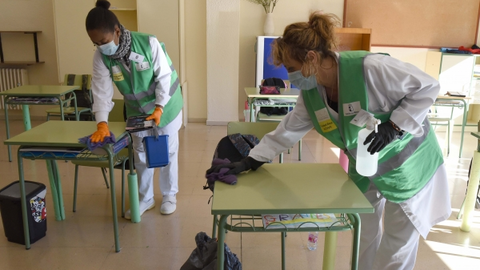 Personal de limpieza en los colegios