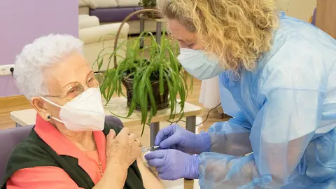 Segunda dosis de la vacuna de Pfizer a Araceli