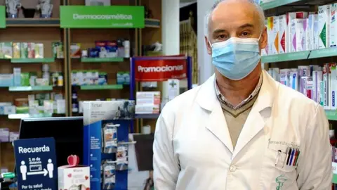 Alfredo Carvajal en su farmacia