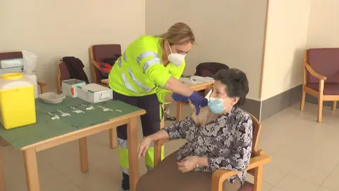 Felicidad recibiendo la segunda dosis de la vacuna