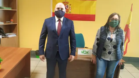 Antonio Sánchez y Lola Gómez en la sede de Vox