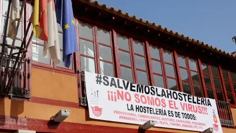 Hosteleros pancarta Ayuntamiento de La Solana