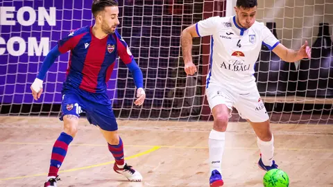 Xavi Cols en su vuelta a los terrenos de juego en el Levante 8-1 Viña Albali Valdepeñas

Foto: Levante