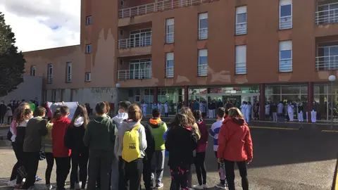 Homenaje del IES Francisco Nieva a los sanitarios