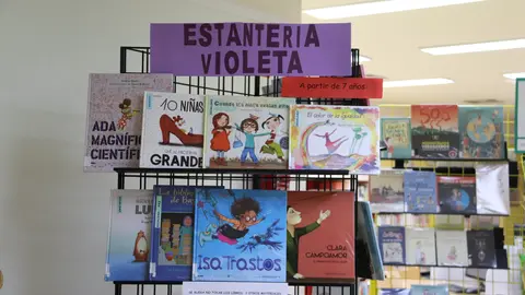 Estantería violeta