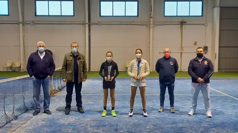 Alejandra y Carla con sus trofeos junto al Juez Árbitro