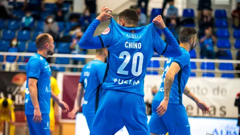 Chino celebrando su segundo gol en el Viña Albali Valdepeñas 7-2 Peñíscola

Foto: ACP-FSV