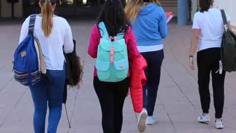 Estudiantes entrando al instituto