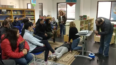Imagen de archivo de una demostración de primeros auxilios en el CEIP Javier Paulino