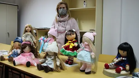 La monitora con algunas muñecas de trapo