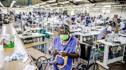 Imagen de Luis Tato, en una fábrica en Kenia