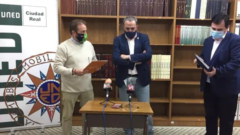 Acto de la donación a la UNED de todas las ediciones de Canfali y Jaraíz