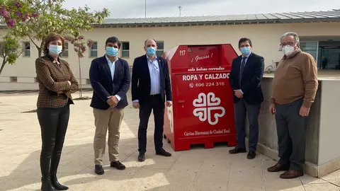 Inauguración de los contenedores de ropa y calzado de Bolaños