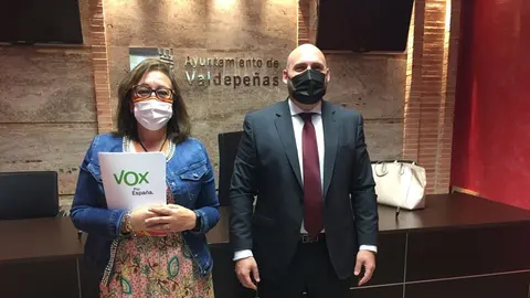 Lola Gómez y Antonio Sánchez de Vox Valdepeñas