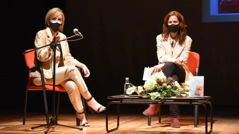 Ana Ruiz presentando su libro en Daimiel