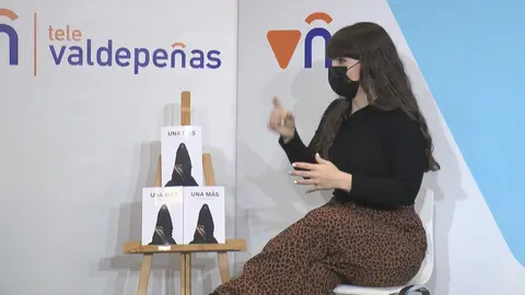 Jennifer Bernal presentando su libro 'Una más' en Televaldepeñas