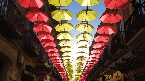 Paraguas en la calle Escuelas