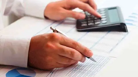 Persona haciendo números