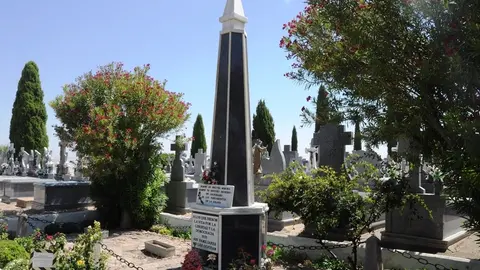 Monolito a los represaliados en el cementerio de La Solana