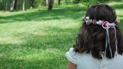 Niña haciendo la comunión