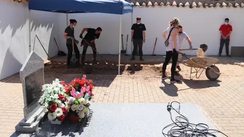 Exhumaciones en el cementerio de Manzanares