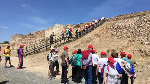 Mayores haciendo senderismo en Poblete