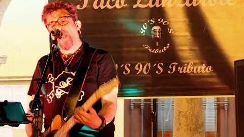 Paco Lanzarote durante su actuación en la Plaza Mayor de La Solana