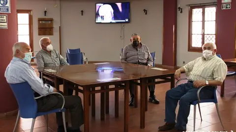 Los mayores pueden sentarse en grupos de 4 personas respetando la distancia de seguridad