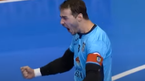 Coro celebrando el penalti que le paró al 'Cholo' Salas