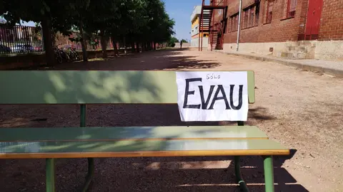 Banco del Bernardo de Balbuena con un cartel de la EVAU