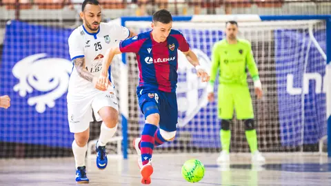 Matheus Preá persiguiendo a Maxi Rescia en el Levante 6-3 Viña Albali

Foto: Levante