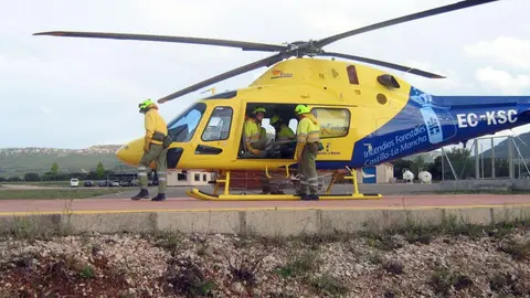 Helicóptero de la Junta para apagar incendios forestales