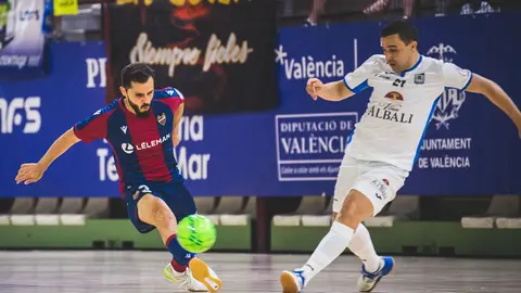 José Ruiz pasando un balón en el Levante 6-3 Viña Albali Valdepeñas
Foto: Levante UD